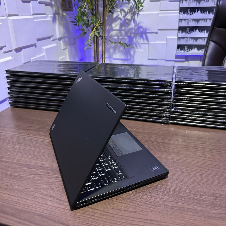 Lenovo Thinkpad T450 - Intel Core i5 - 256GB SSD - 8GB RAM - Touchscreen - (Minor body dent)