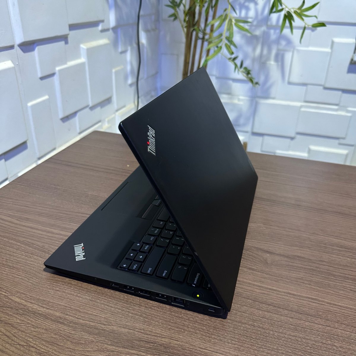 Lenovo ThinkPad T470s - 7th Gen. Intel Core i5 - 256GB SSD - 8GB RAM