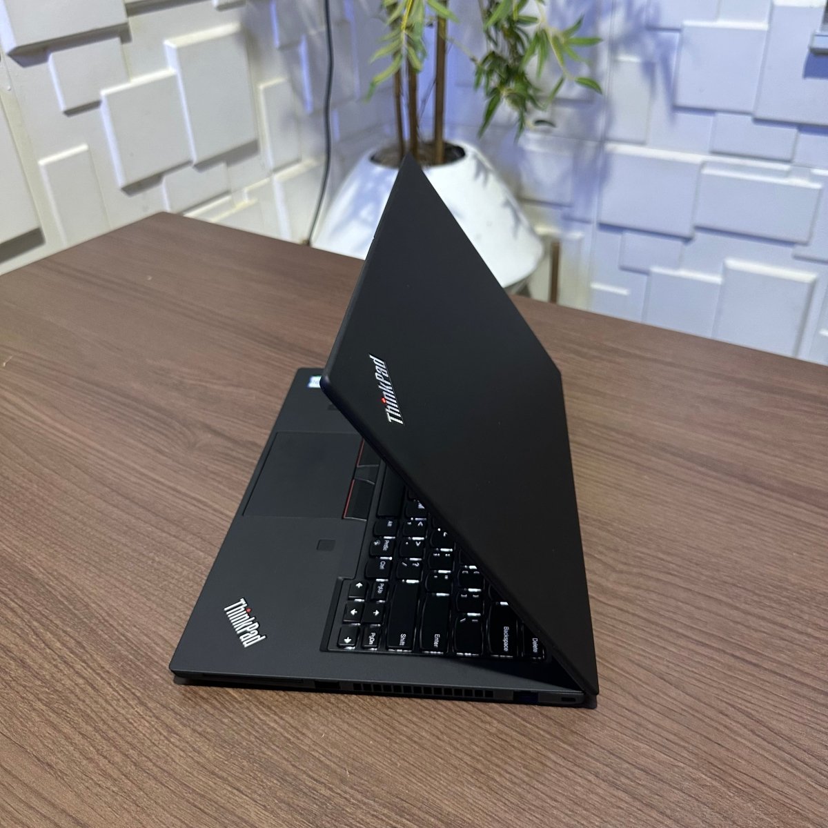 Lenovo ThinkPad T490 - 8th Gen. Intel Core i5 - 256GB SSD - 16GB RAM - Keyboard Light