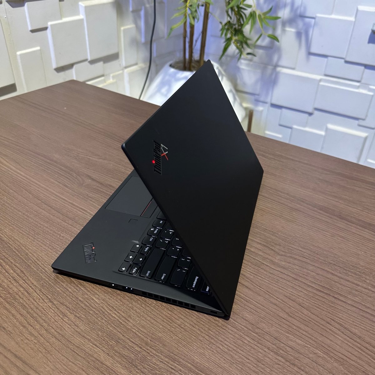 Lenovo ThinkPad X1 Carbon Gen 8 - 10th Gen Intel Core i5 - 256GB