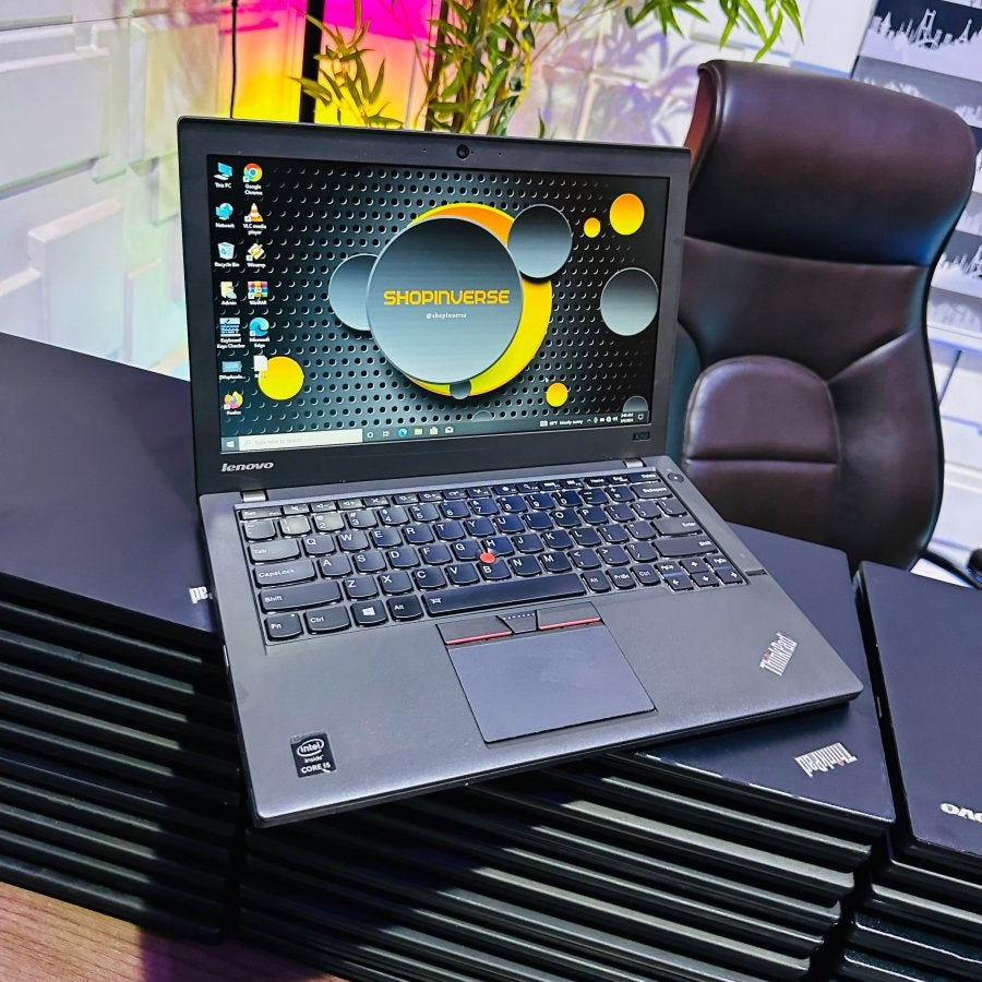 Lenovo ThinkPad X250 - Intel Core i5 - 256GB SSD - 8GB RAM - Keyboard Light - 2 Batteries - (Minor body crack)