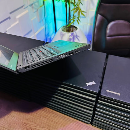 Lenovo ThinkPad X250 - Intel Core i5 - 256GB SSD - 8GB RAM - Keyboard Light - 2 Batteries - (Minor body crack)