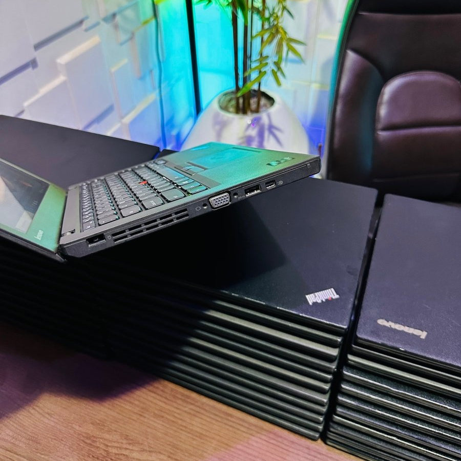 Lenovo ThinkPad X250 - Intel Core i5 - 256GB SSD - 8GB RAM - Keyboard Light - 2 Batteries - (Minor body crack)