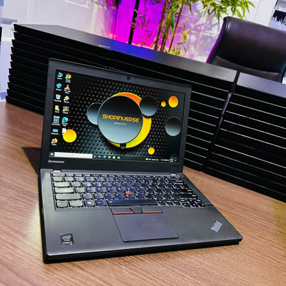 Lenovo ThinkPad X250 - Intel Core i5 - 256GB SSD - 8GB RAM - Keyboard Light - 2 Batteries - (Minor body crack)