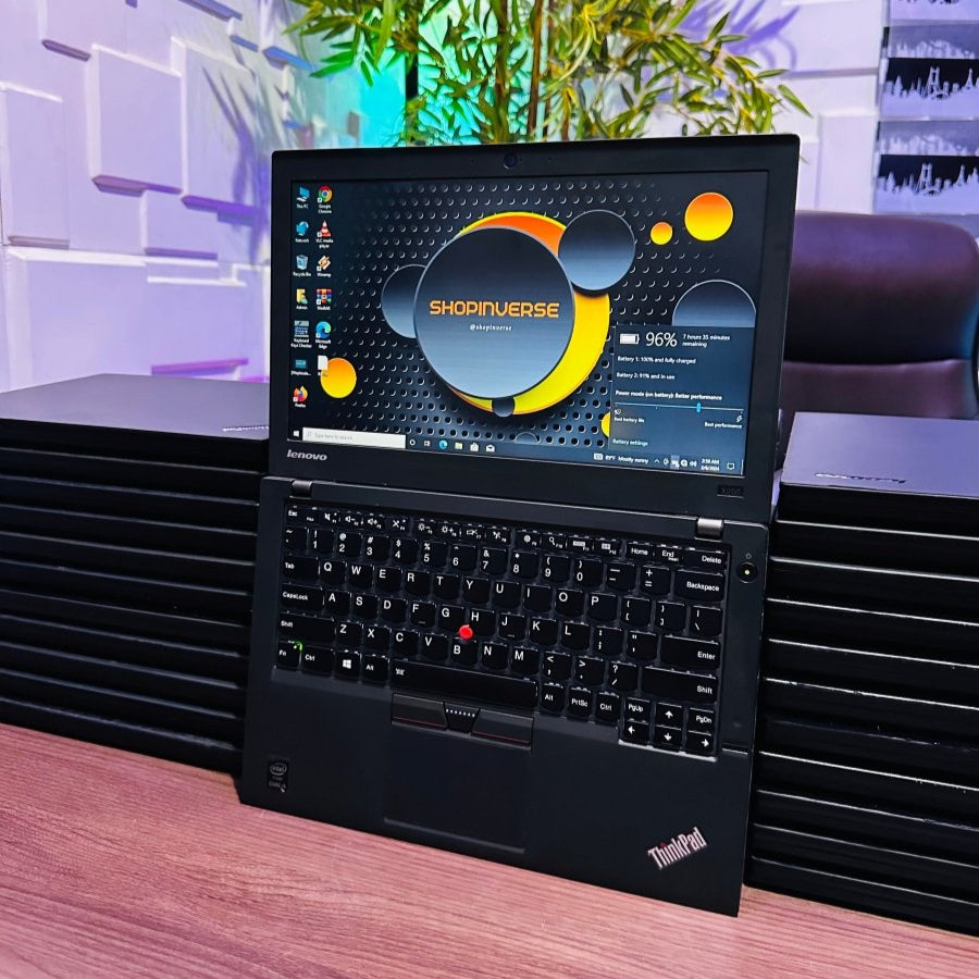 Lenovo ThinkPad X250 - Intel Core i5 - 256GB SSD - 8GB RAM - Keyboard Light - 2 Batteries - (Minor body crack)