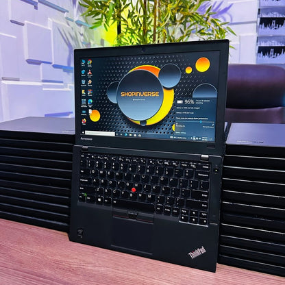 Lenovo ThinkPad X250 - Intel Core i5 - 256GB SSD - 8GB RAM - Keyboard Light - 2 Batteries - (Minor body crack)