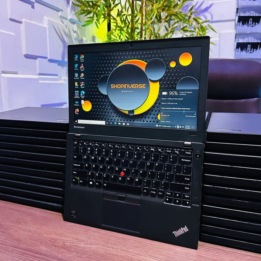 Lenovo ThinkPad X250 - Intel Core i5 - 256GB SSD - 8GB RAM - Keyboard Light - 2 Batteries - (Minor body crack)