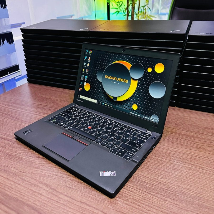 Lenovo ThinkPad X250 - Intel Core i5 - 256GB SSD - 8GB RAM - Keyboard Light - 2 Batteries - (Minor body crack)
