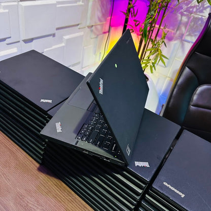 Lenovo ThinkPad X250 - Intel Core i5 - 256GB SSD - 8GB RAM - Keyboard Light - 2 Batteries - (Minor body crack)