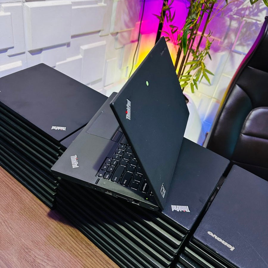 Lenovo ThinkPad X250 - Intel Core i5 - 256GB SSD - 8GB RAM - Keyboard Light - 2 Batteries - (Minor body crack)