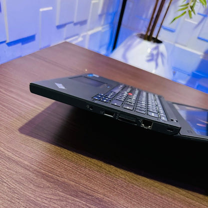 Lenovo ThinkPad X260 - 6th Gen. Intel Core i5 - 256GB SSD - 8GB RAM - Keyboard Light - 2 Batteries