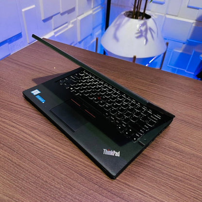 Lenovo ThinkPad X260 - 6th Gen. Intel Core i5 - 256GB SSD - 8GB RAM - Keyboard Light - 2 Batteries