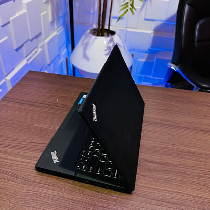 Lenovo ThinkPad X260 - 6th Gen. Intel Core i5 - 256GB SSD - 8GB RAM - Keyboard Light - 2 Batteries