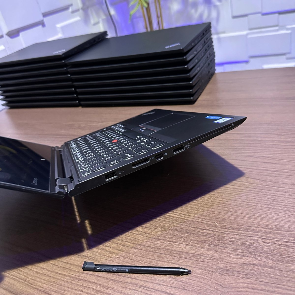 Lenovo Yoga 260 2 - in - 1 Laptop - 6th Gen. Intel Core i5 - 128GB SSD - 8GB RAM - Touchscreen - Keyboard Light