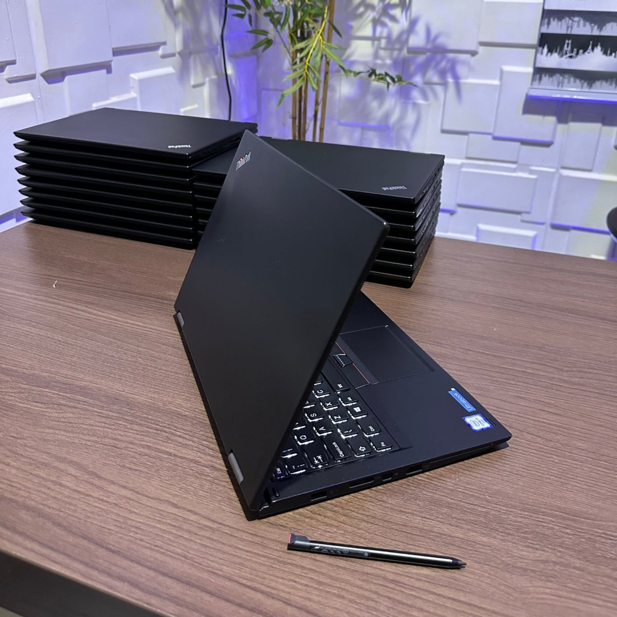 Lenovo Yoga 260 2 - in - 1 Laptop - 6th Gen. Intel Core i5 - 128GB SSD - 8GB RAM - Touchscreen - Keyboard Light