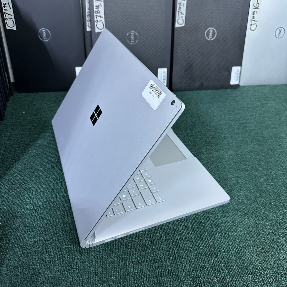 Microsoft Surface Book - 10th Gen. Intel Core i7 - 256GB SSD - 16GB RAM - 6GB Nvidia GeForce GTX - Keyboard Light