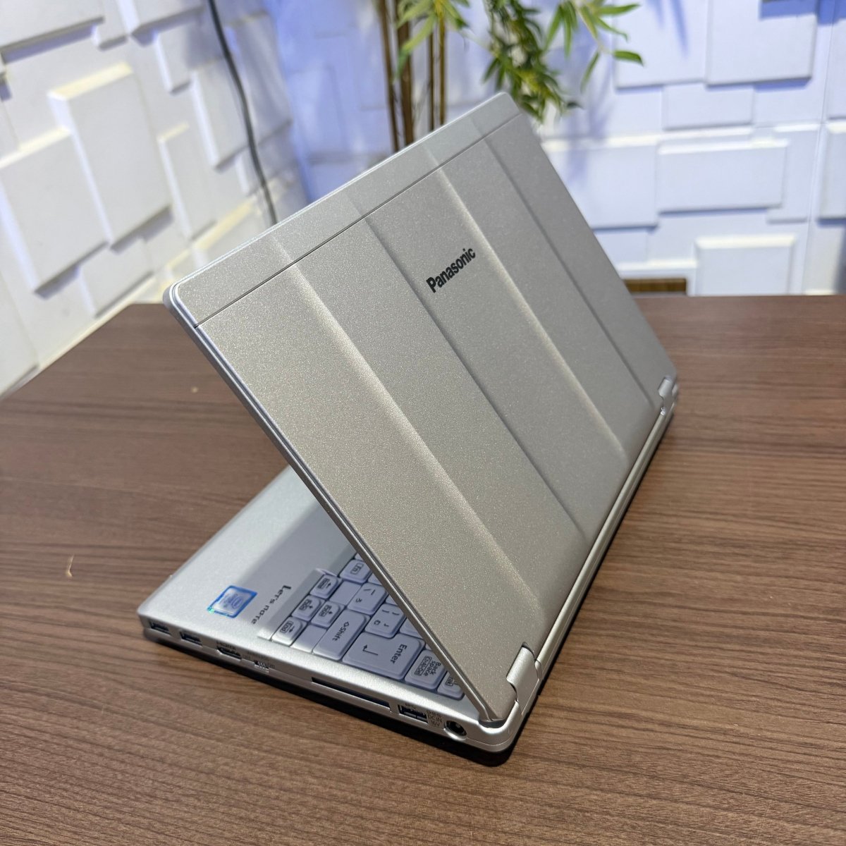 Panasonic CF - SZ6 - 7th Gen Intel Core i7 - 256GB SSD - 16GB RAM - (Minor body dent)